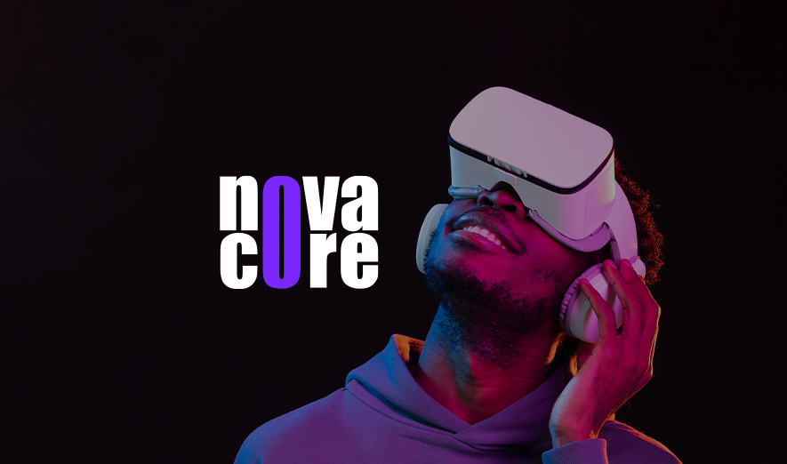 novacore Mężczyzna w goglach VR i słuchawkach z logo NovaCore — branding dla marki technologicznej